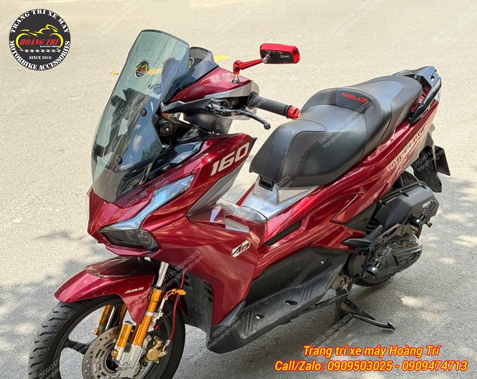Anh khách còn trang bị cùng kính chắn gió kiểu ADV cực kỳ ấn tượng