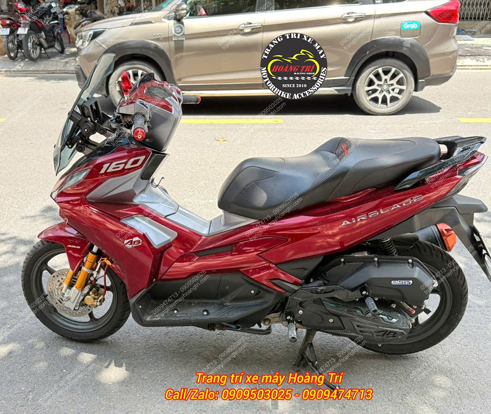 Gác chân HTR với chất liệu nhôm cũng là điểm nhấn nổi bật của xe