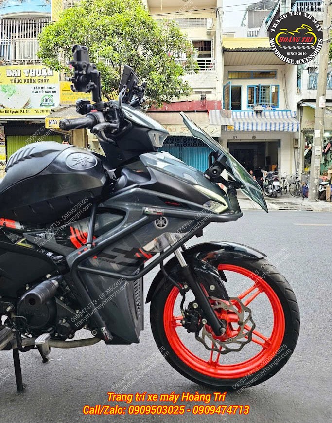 Anh khách còn trang bị thêm khung bảo vệ, làm tổng thể xe trông mạnh mẽ hơn