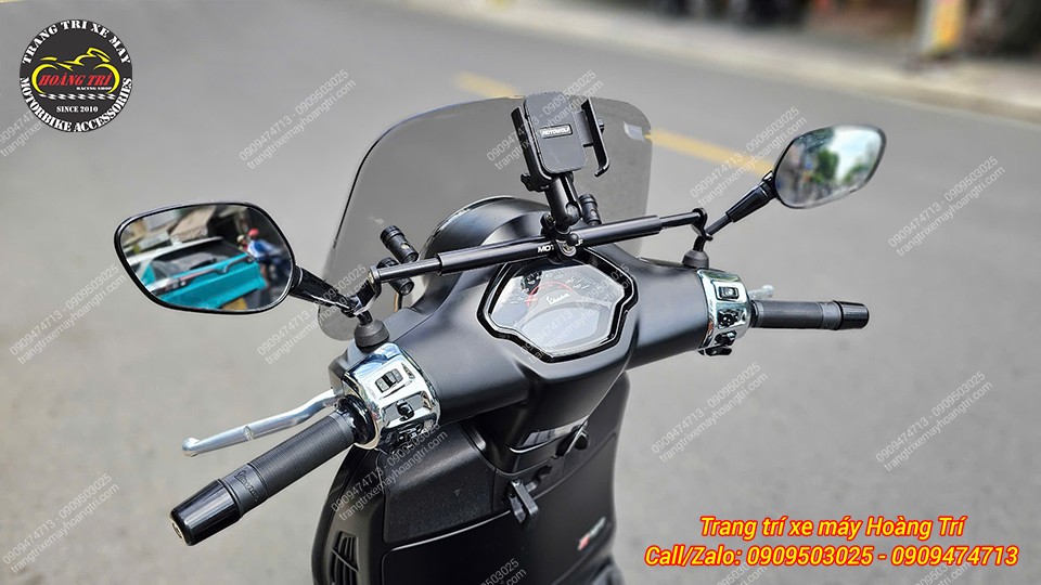 Giá đỡ điện thoại MotoWolf được lắp kèm trên thanh ngang ghi đông mà anh khách đã lựa chọn