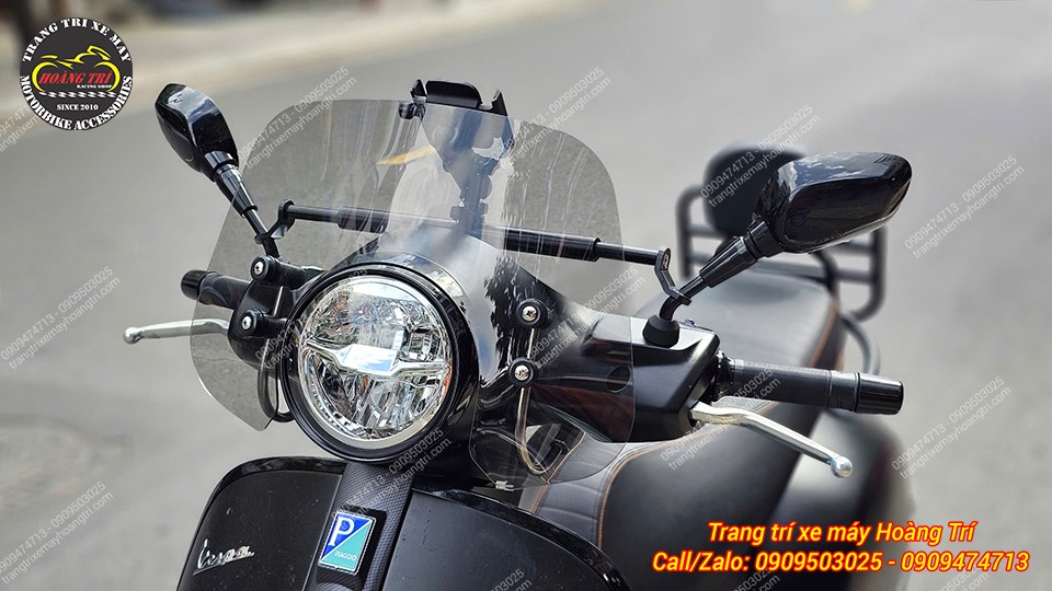 Kính chắn gió trên xe Vespa GTS cũng được thay thế để tăng tính nhận diện cho chiếc xe