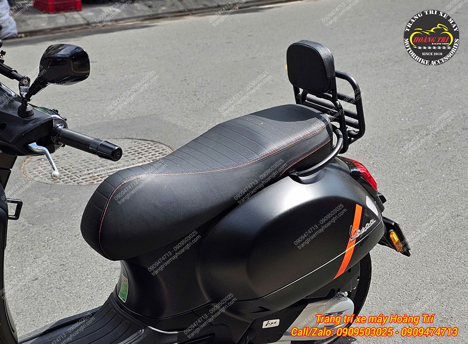Phía sau xe được trang bị thêm baga bật gập cho Vespa GTS Super Sport 2024
