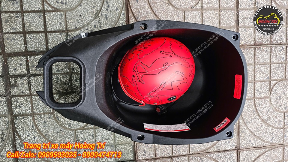 Cốp chứa đồ của Liberty 2025 có dung tích lớn, dù đã đặt một chiếc nón bảo hiểm vào vẫn còn nhiều không gian trống