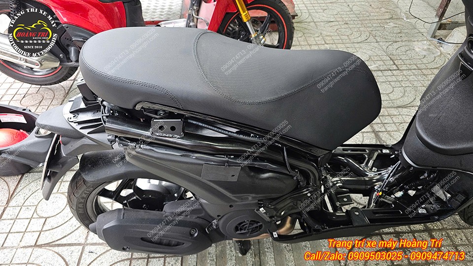 Chiếc xe sau khi được tháo hết phần áo ngoài nhằm chuẩn bị cho việc độ thêm phụ kiện
