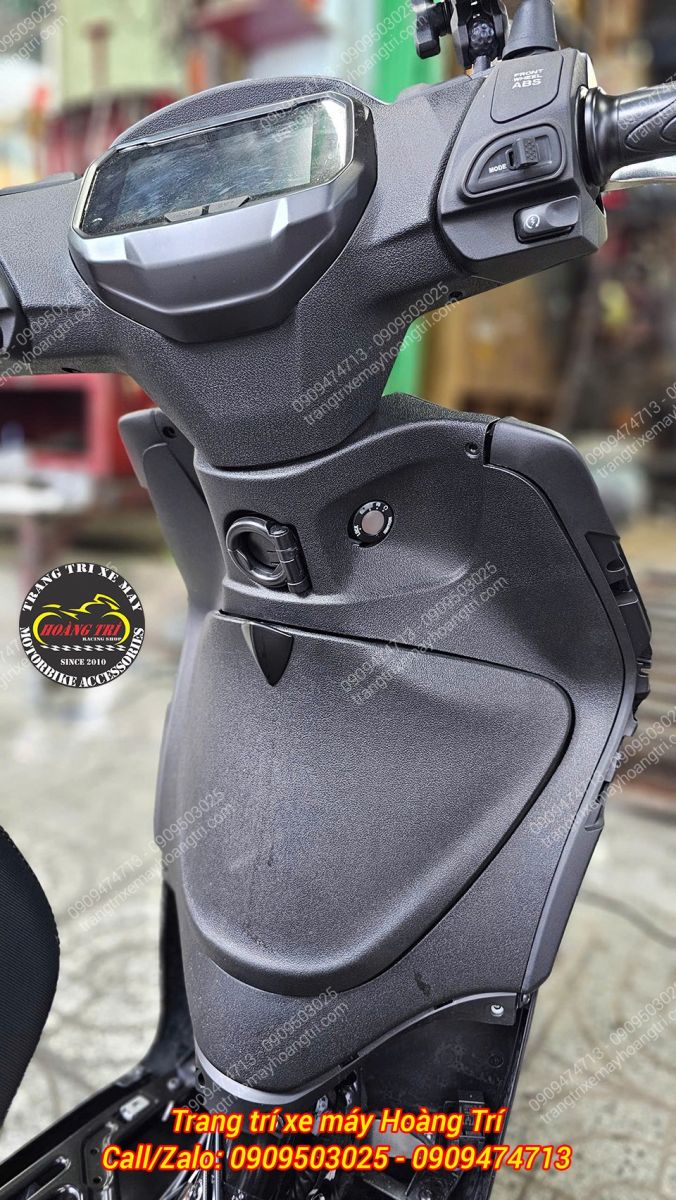 Ngay bên dưới ổ khóa là nơi bố trí hộc để đồ và móc treo tiện lợi