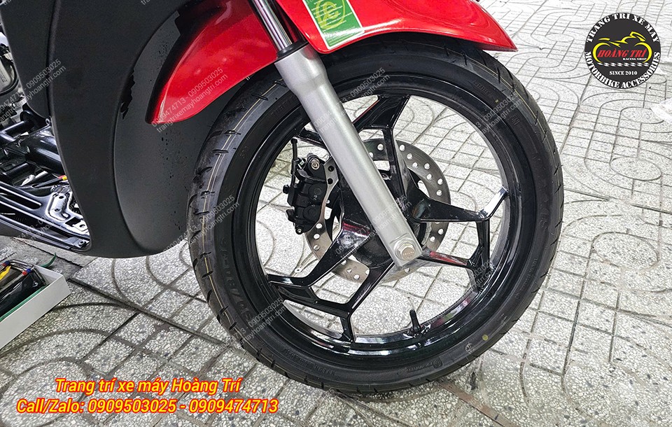 Hệ thống giảm xóc trước của xe dùng loại phuộc ống lồng thủy lực