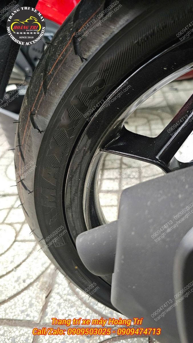 Lốp sau của xe được trang bị đến từ thương hiệu Maxxis danh tiếng