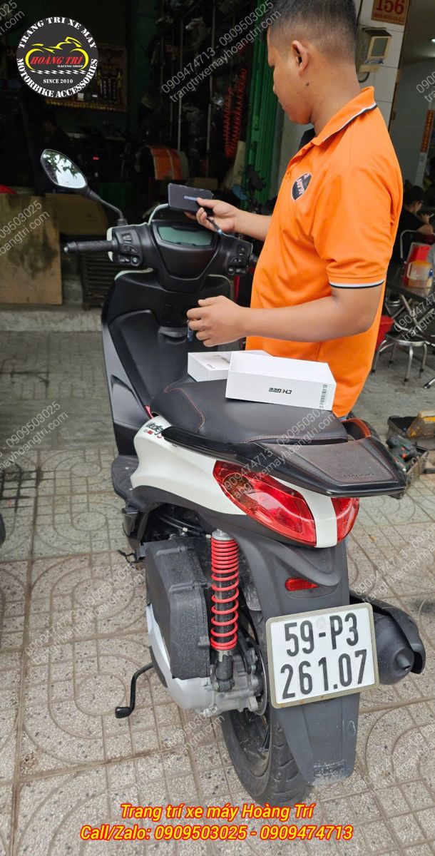 Nhân viên đang tiến hành xác định vị trí gắn màn hình lên xe