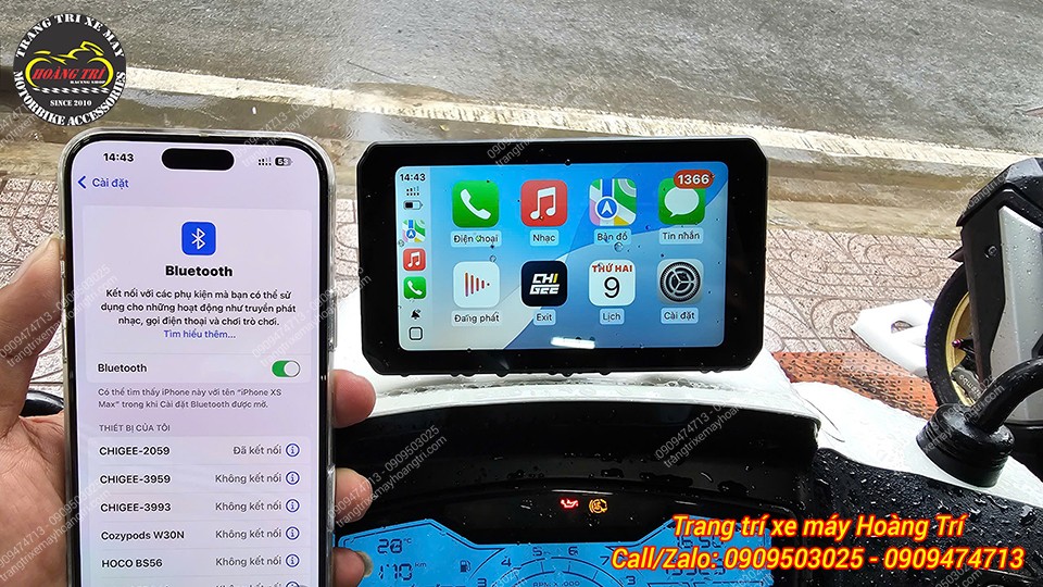 Trên tay là chiếc iPhone đã được liên kết với màn hình thành công