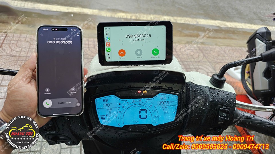 Màn hình hiển thị rõ số điện thoại và tên người gọi đến rất tiện lợi
