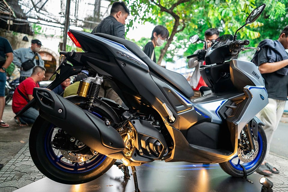 Ống xả được thiết kế mới, dài hơn và mang vẻ ngoài mạnh mẽ hơn