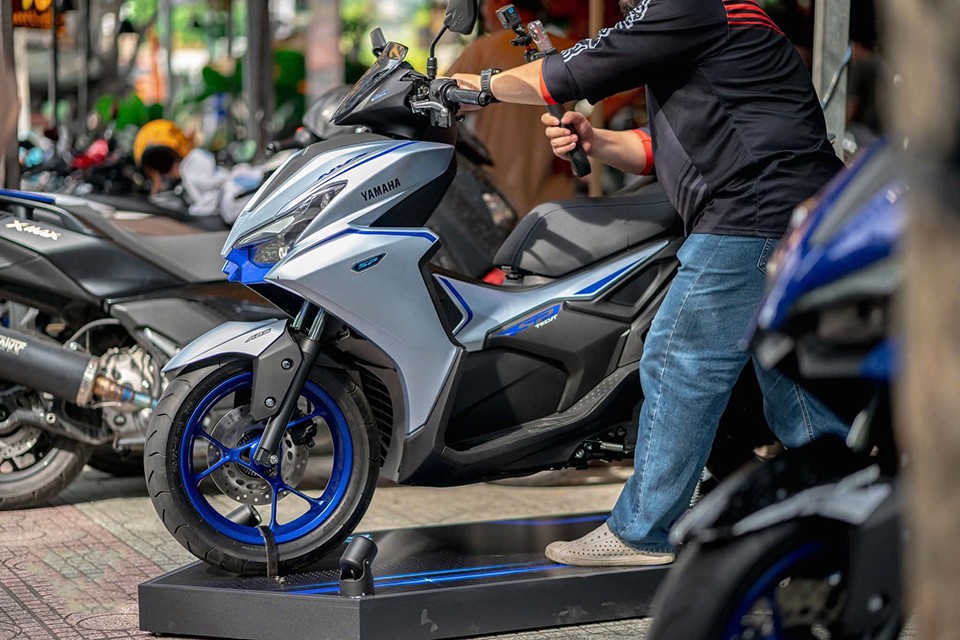 Mâm xe phiên bản này được phủ màu xanh dương, khác biệt so với đen hoặc bạc trước đây