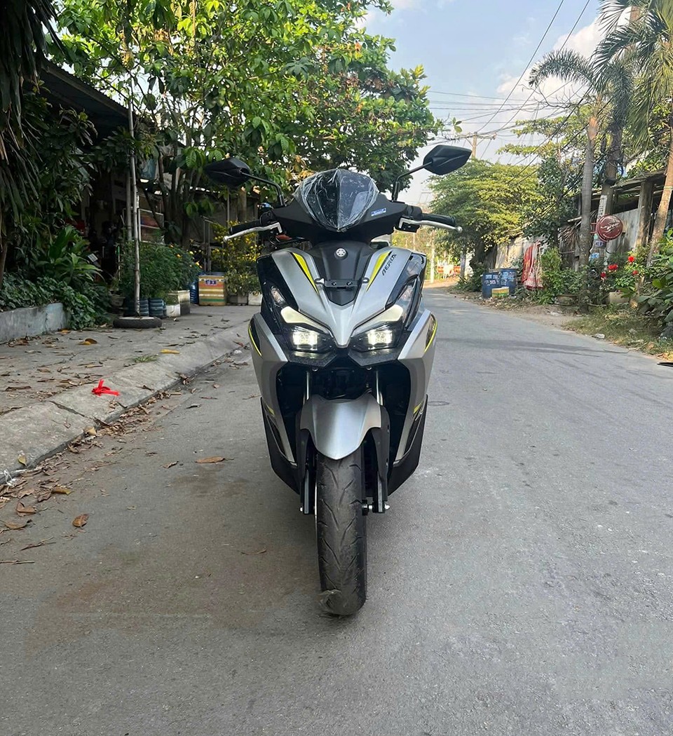 Một góc chính diện khác thể hiện rõ màu sơn mới trên NVX V3