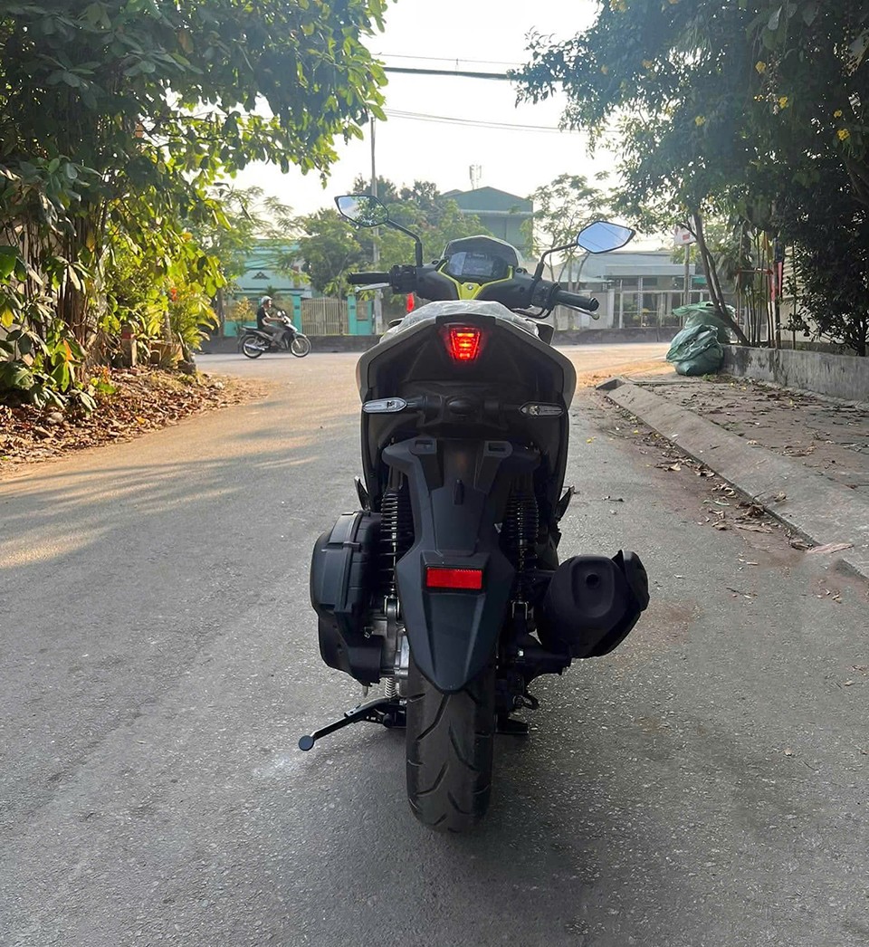 Nhìn từ phía sau, đuôi xe được vuốt cong tạo nét mềm mại nhưng không kém phần mạnh mẽ