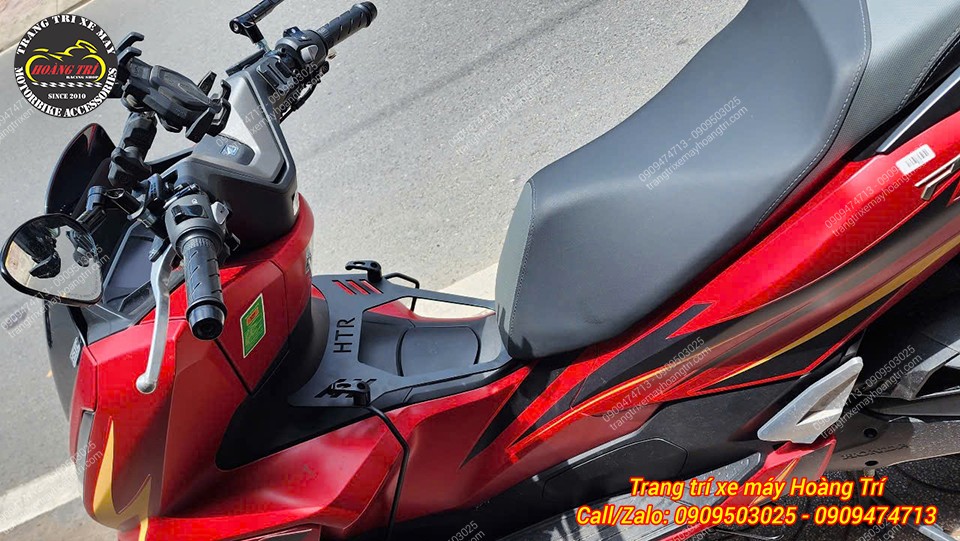 Baga giữa HTR không cần khoan lỗ được trang bị cho chiếc PCX 160 đỏ