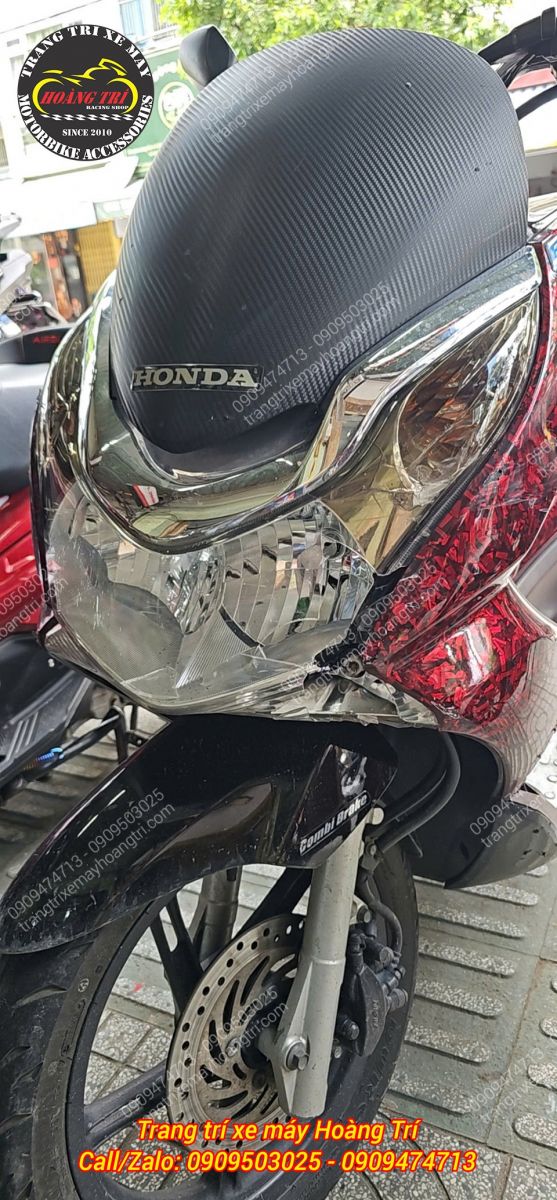 Xe PCX 2010 Thái Lan vừa được đưa đến Hoàng Trí trong tình trạng cụm đèn pha bị vỡ