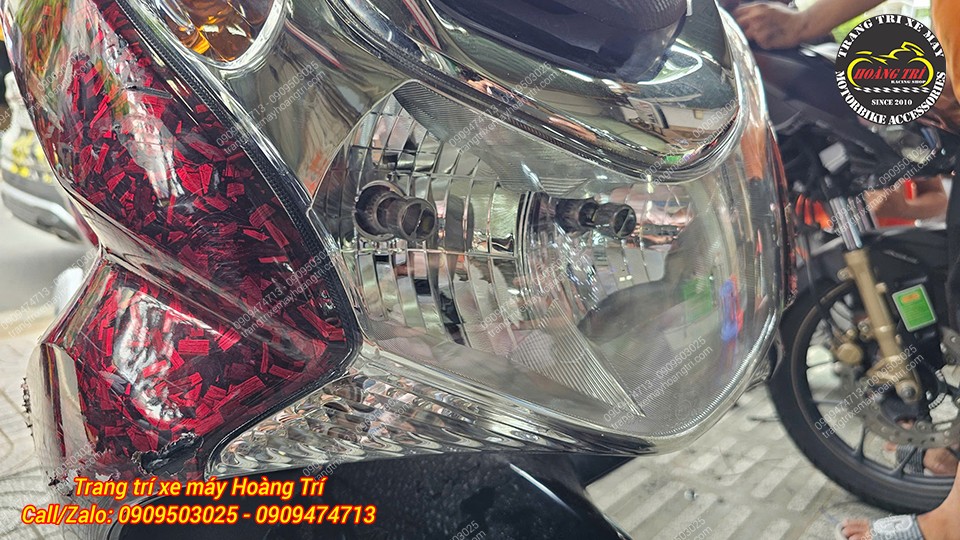 Chiếc PCX 2010 Thái đã được lắp cụm đèn pha Việt cùng chân đèn H4 mới