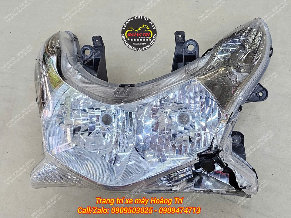 Cụm đèn pha zin trên chiếc PCX 2010 Thái đã được tháo ra khỏi xe