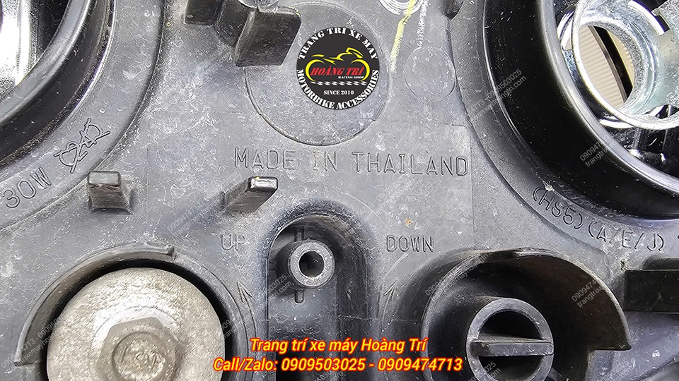 Trên mặt sau cụm đèn pha PCX 2010 có in dòng chữ Made in Thailand