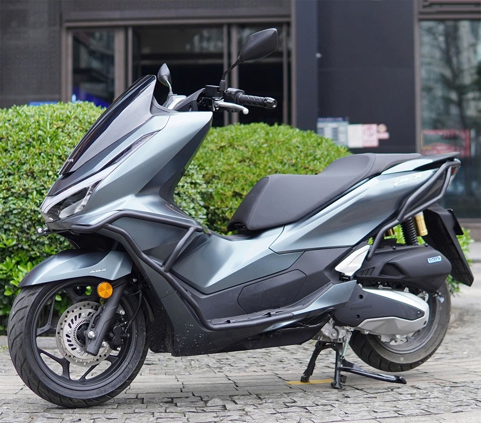 Anh khách lựa chọn gắn cùng khung chống đổ phía trước và phía sau cho PCX 160 2025