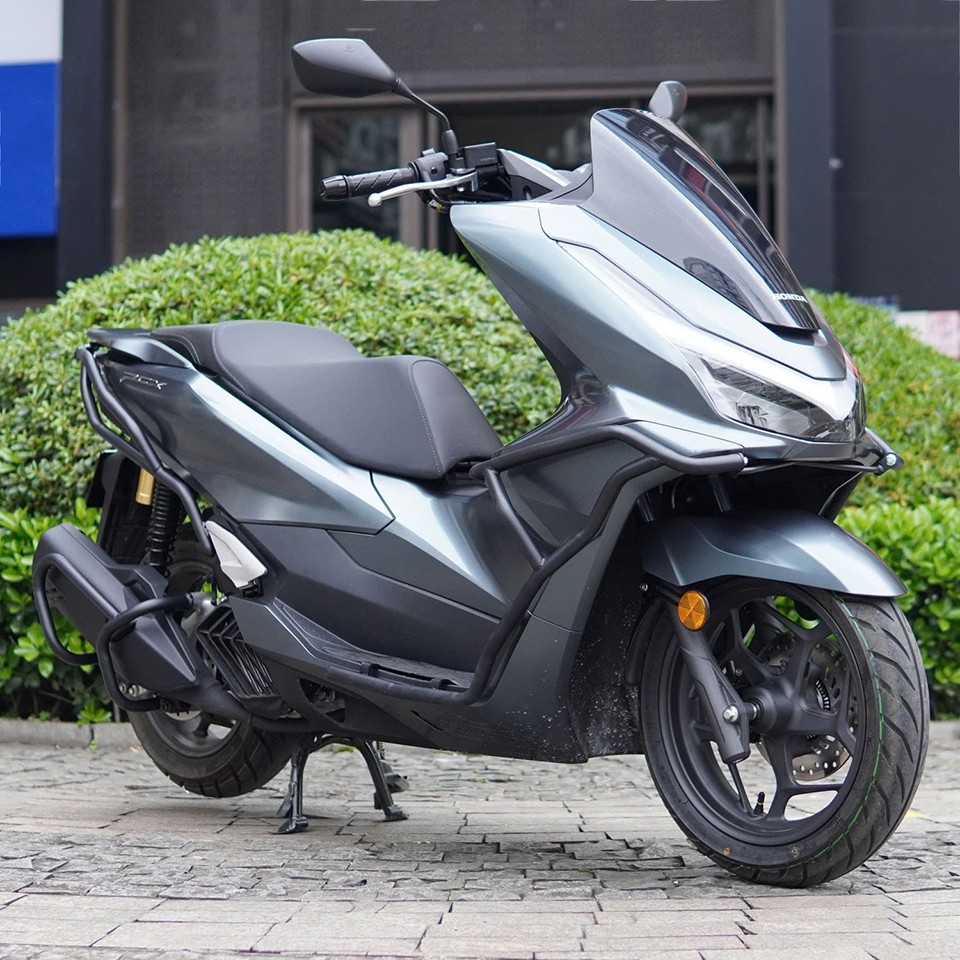 Tổng thể xe được hoàn thiện đầy đủ với cả ba vị trí khung chống đổ: trước, sau và pô