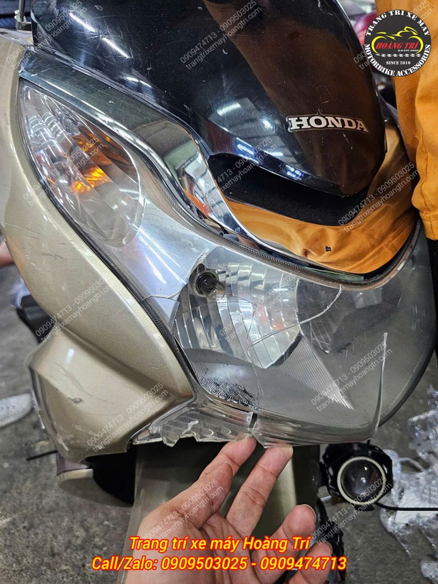 Cụm đèn pha trên xe bị vỡ phần mặt kính khi nhìn cận cảnh.