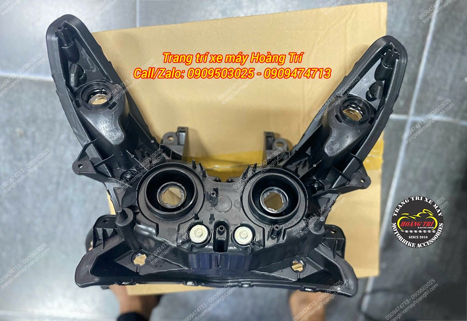 Vì xe đã sử dụng trong thời gian dài, chóa đèn bị mờ và hư nhẹ, nên anh khách chọn nâng cấp cụm đèn pha.