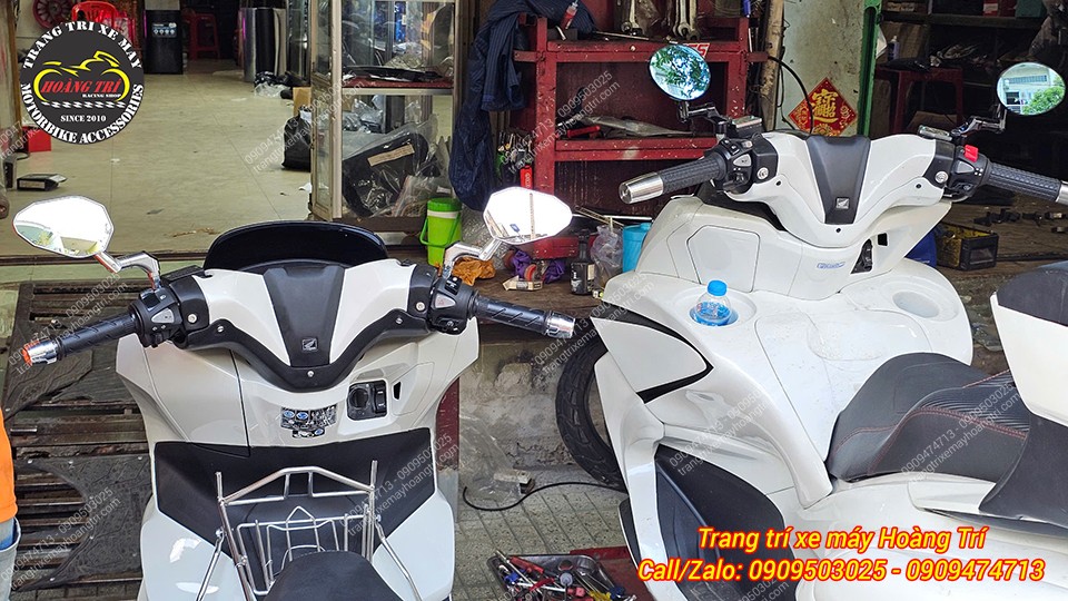 Hai chiếc PCX cùng nâng cấp ốp ghi đông kiểu Forza 300 để so dáng với nhau