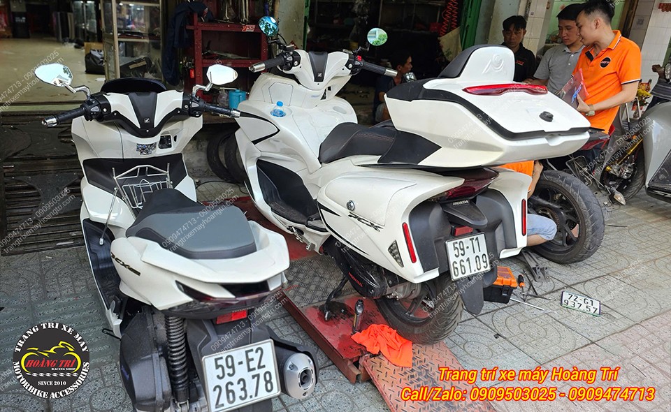 Chiếc bên phải nổi bật hơn với bộ body kit được nâng cấp hoàn chỉnh