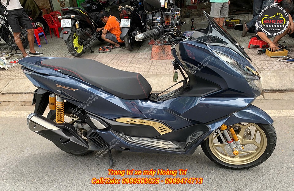 Ngoài ra, anh khách cũng trang bị thêm phuộc sau Ohlins chính hãng cho xe