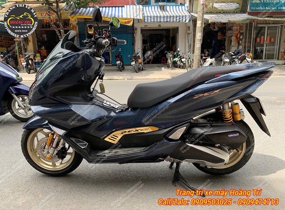 Hai phuộc màu vàng gold được lắp trên chiếc PCX 160 2021 tạo nên vẻ ngoài sang trọng và đậm chất chơi xe