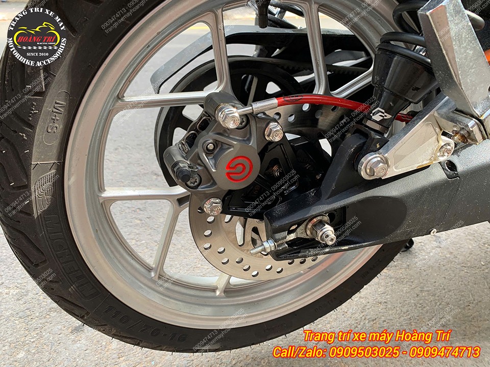 Logo Brembo màu đỏ chính là điểm nhấn khiến xe thêm phần nổi bật
