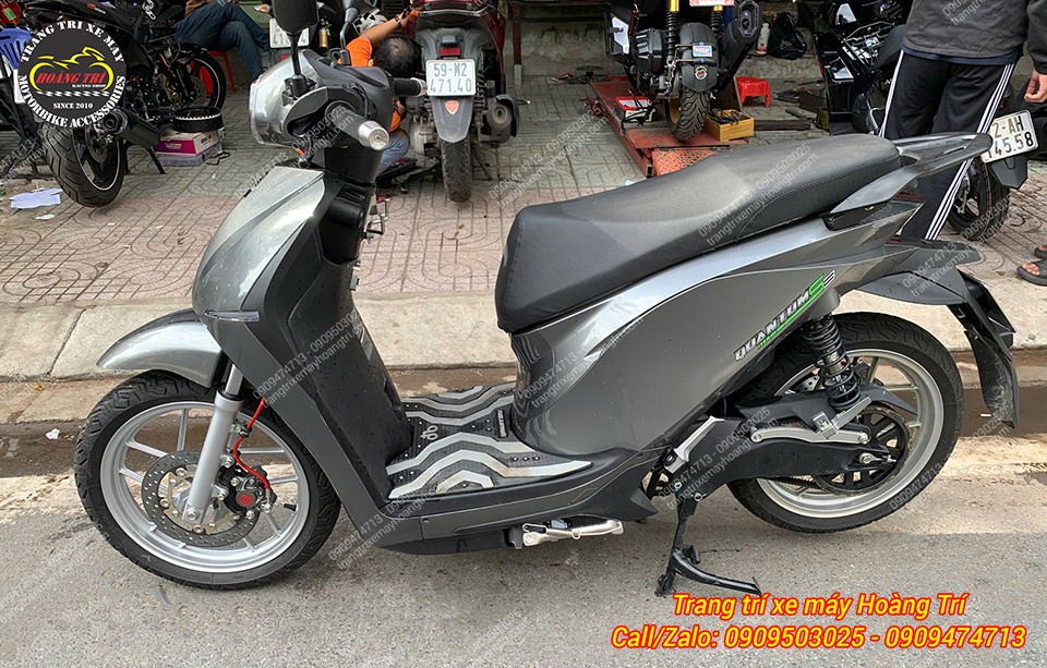 Góc nhìn bên trái cho thấy dàn chân trước cực kỳ ấn tượng, chất lượng