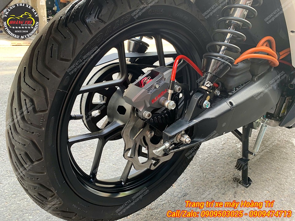 Dàn chân sau của chiếc DatBike Quantum màu trắng cũng đã được nâng cấp