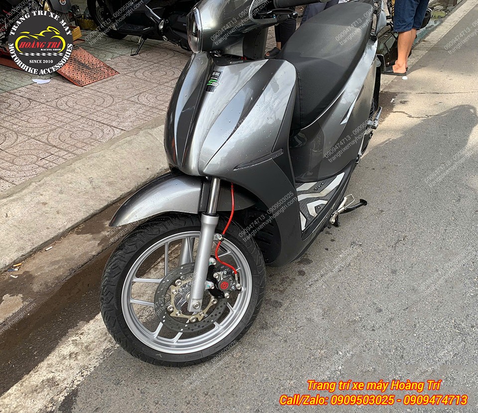Dàn chân trước trở nên nổi bật với điểm nhấn là heo dầu Brembo