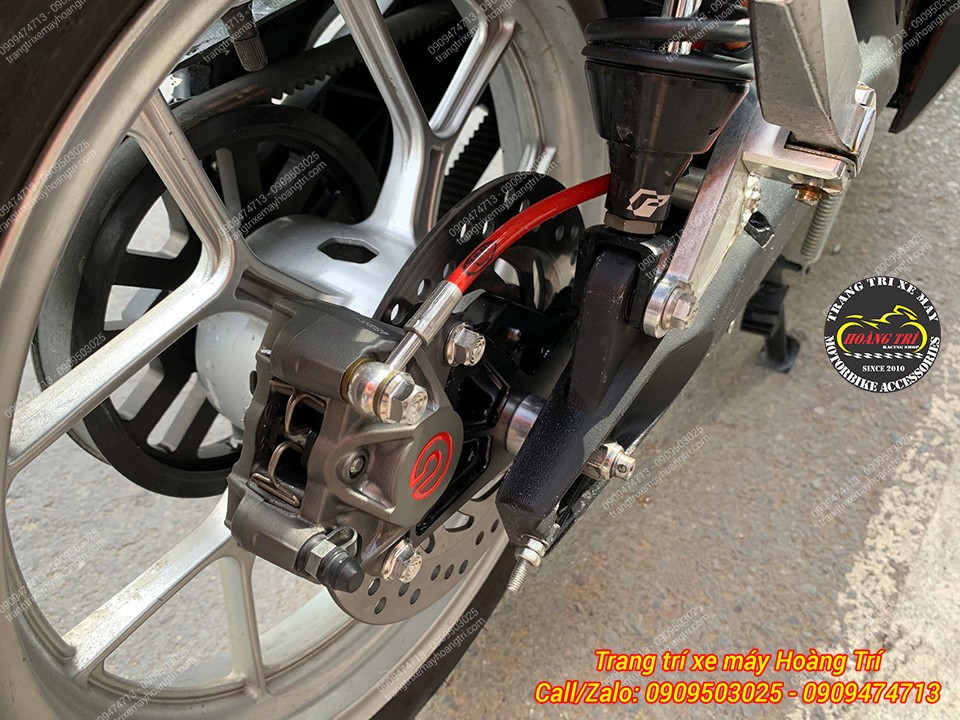 Anh khách cũng nâng cấp heo dầu Brembo cho vị trí dàn chân sau