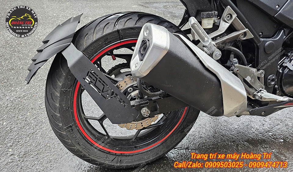 Pát chắn bùn được cố định chắc chắn, không bị rung lắc kể cả khi chạy tốc độ cao