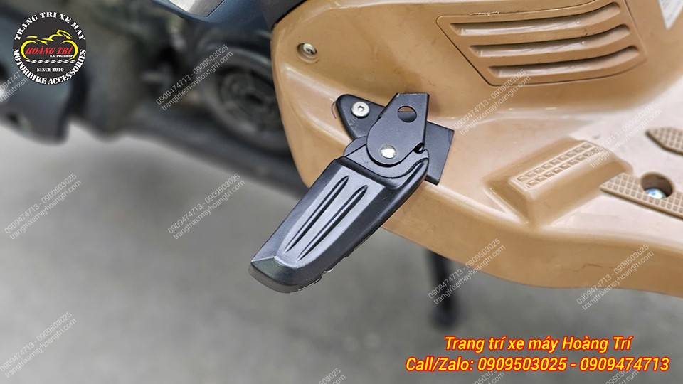 Thiết kế gác chân mang dáng dấp đặc trưng của các mẫu xe Vespa