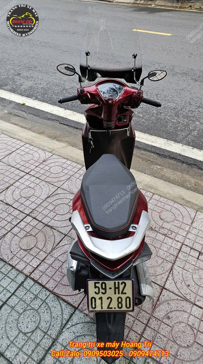 Từ phía sau, xe Vision với kính chắn gió TRU-C39 trông gọn gàng và nổi bật hơn