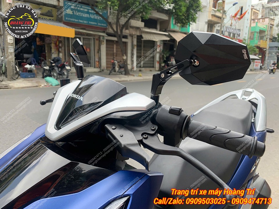 Trên xe Vario 2025, anh khách đã lắp kính hậu H2C V5 phiên bản màu đen