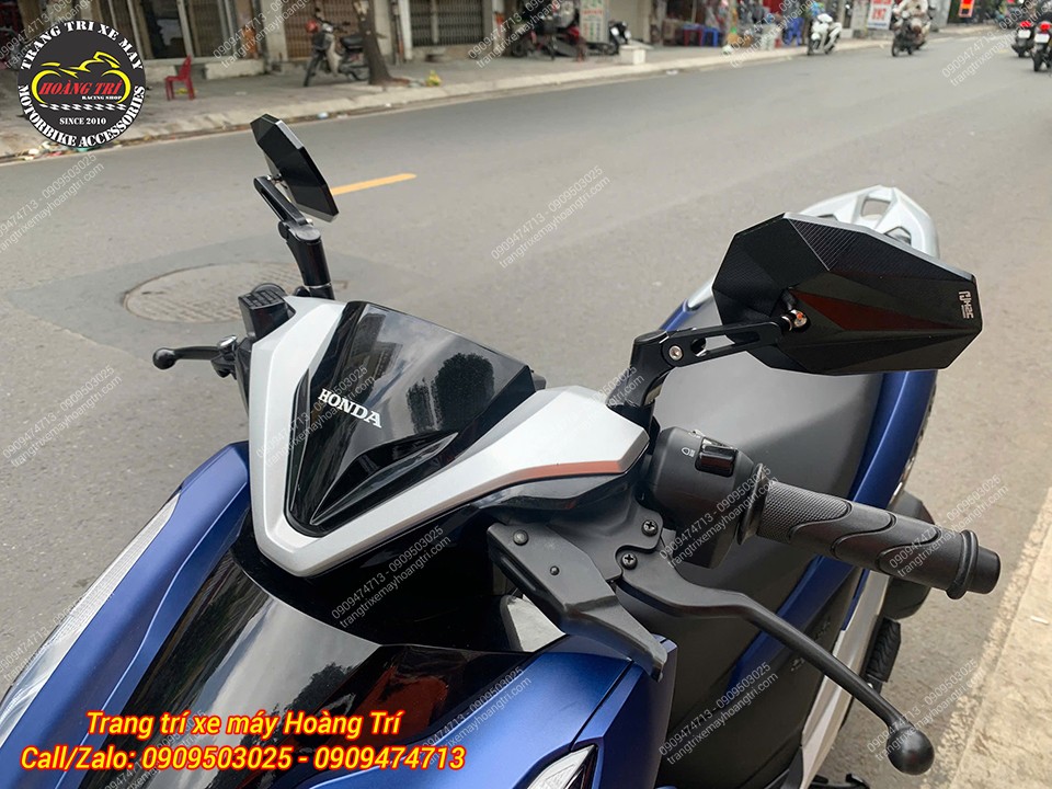 Việc lắp cả hai kính mang lại sự cân đối và đồng điệu cho phần đầu xe