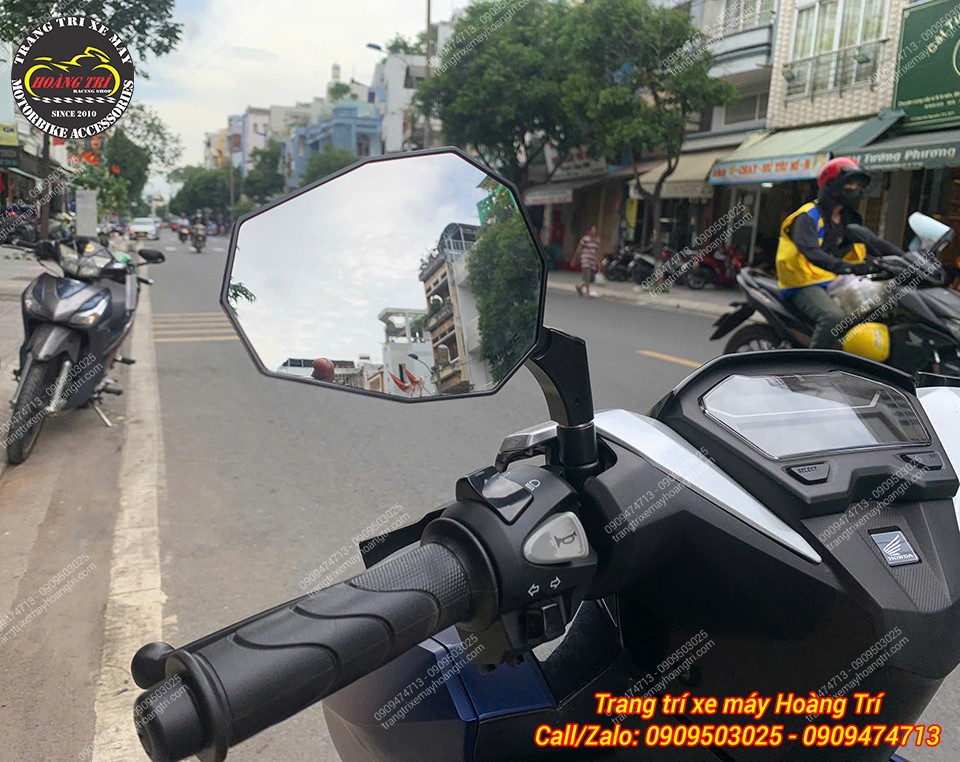Diện tích kính lớn hỗ trợ người lái quan sát phía sau xe rõ ràng và toàn diện