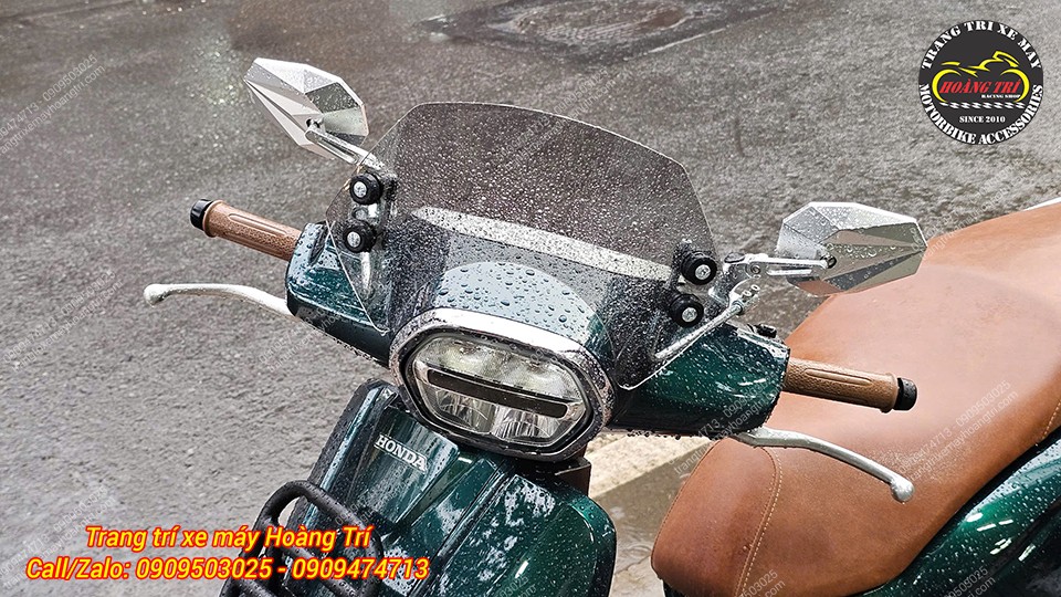 Mẫu xe Stylo 160 được trang bị thêm kính hậu H2C V5 màu bạc nổi bật