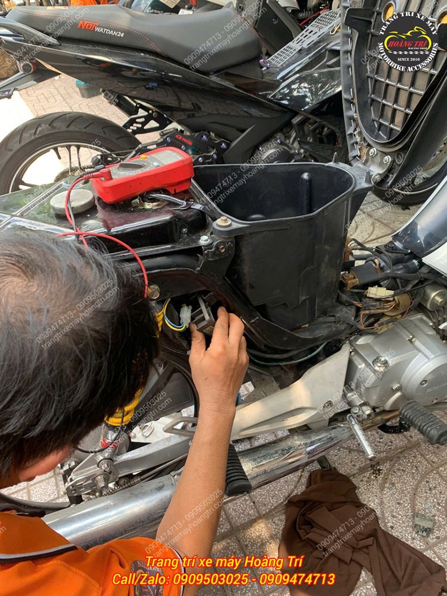Đo đạc kỹ lưỡng điện áp trước khi lắp dàn áo cho xe