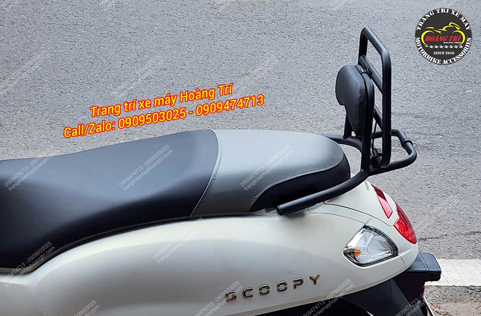 Xe Scoopy có thêm baga sau đi kèm nệm tựa lưng hình chữ C