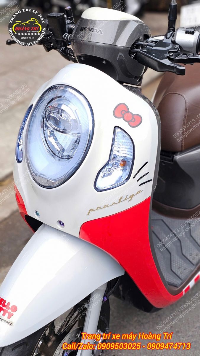 Chủ xe Scoopy trắng đã nâng cấp bộ tem Hello Kitty với gam đỏ nổi bật