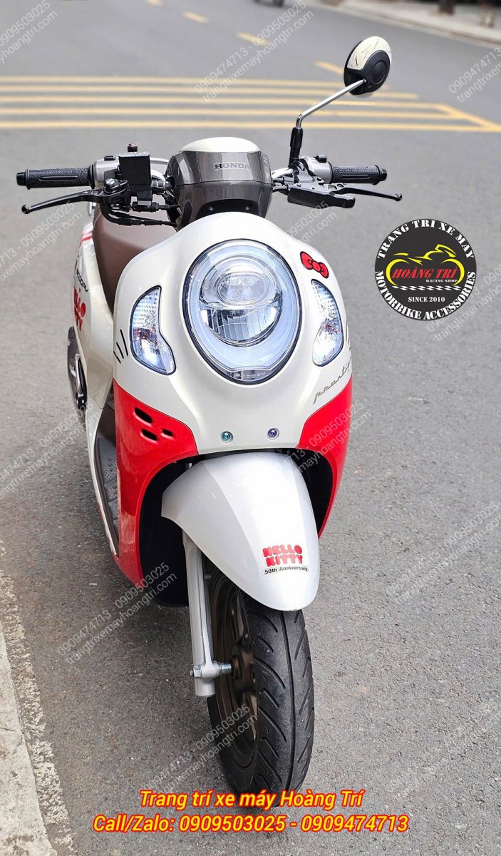 Nhìn từ phía trước, xe Scoopy có hai dãy đỏ nổi bật ở hai bên sườn