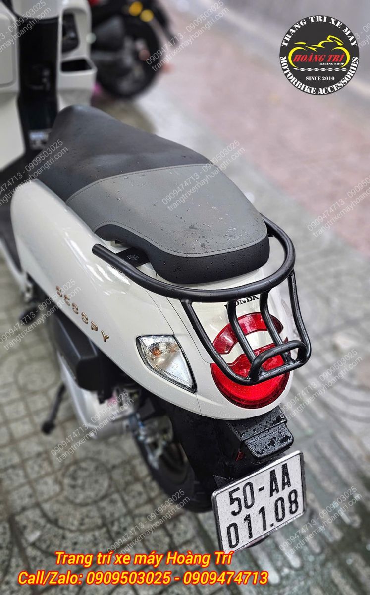 Chiếc Scoopy được trang bị baga cong HT với thiết kế mang hơi hướng Vespa