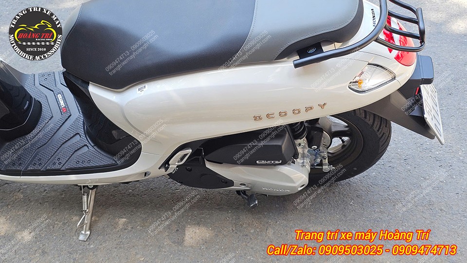 Phần chân chống màu bạc trở thành điểm nhấn ở phần gầm xe