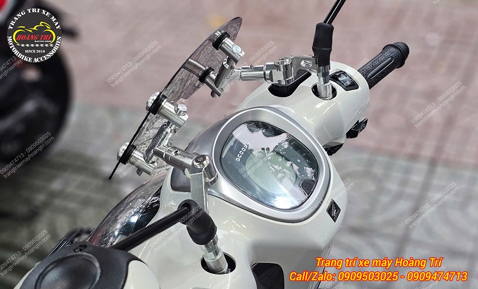 Anh khách đã chọn kính chắn gió HTR để tăng vẻ ngoài cá tính cho chiếc Scoopy